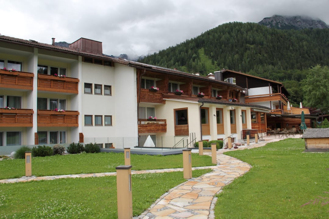 Außenansicht Alm- & Wellnesshotel Alpenhof