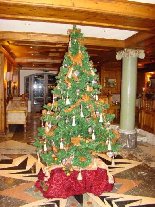 Der Weihnachtsbaum an Nicolaus Parkhotel Oberstaufen