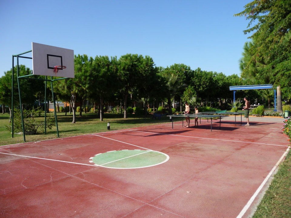Kleiner Platz neben der Poolbar Club Turtas Beach Hotel