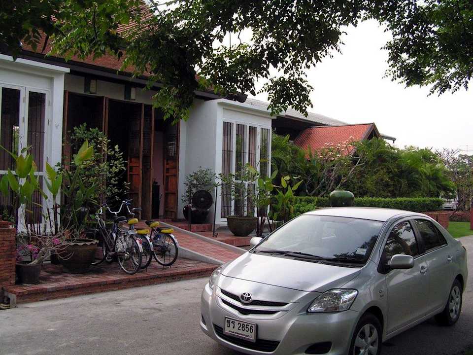 Hoteleingang Hotel Tharaburi Resort