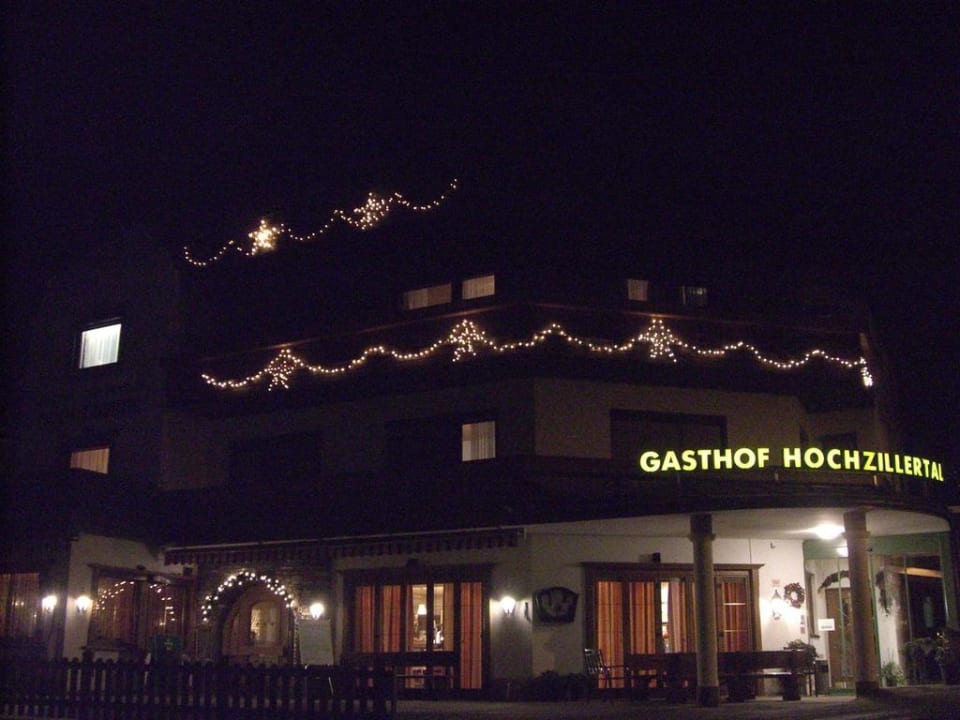 Außenansicht am Abend Kräuterhotel Hochzillertal