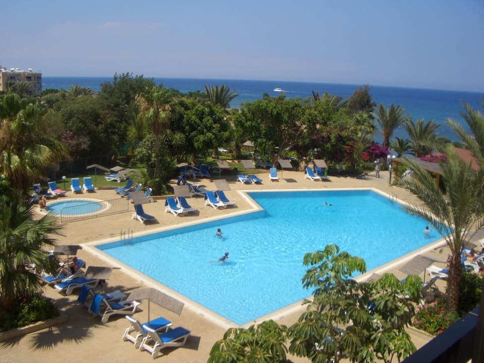 Blick von Hotelzimmer auf Pool und Meer Crystal Springs Beach Hotel