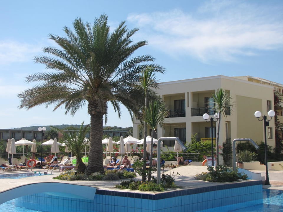 Der Pool mit Brücke Hydramis Palace Beach Resort