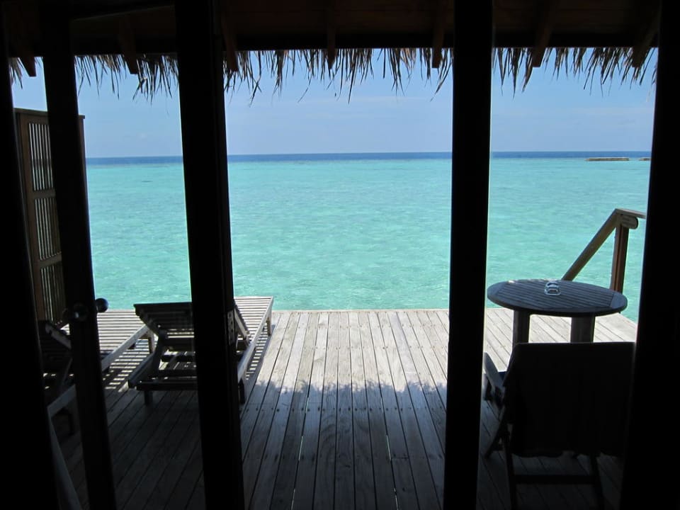 Blick auf Terrasse Veligandu Maldives Resort Island