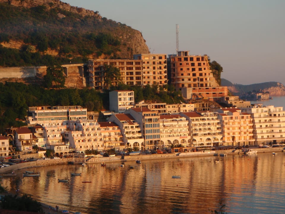 Abendstimmung auf der Strandpromenade Eurostars Queen of Montenegro