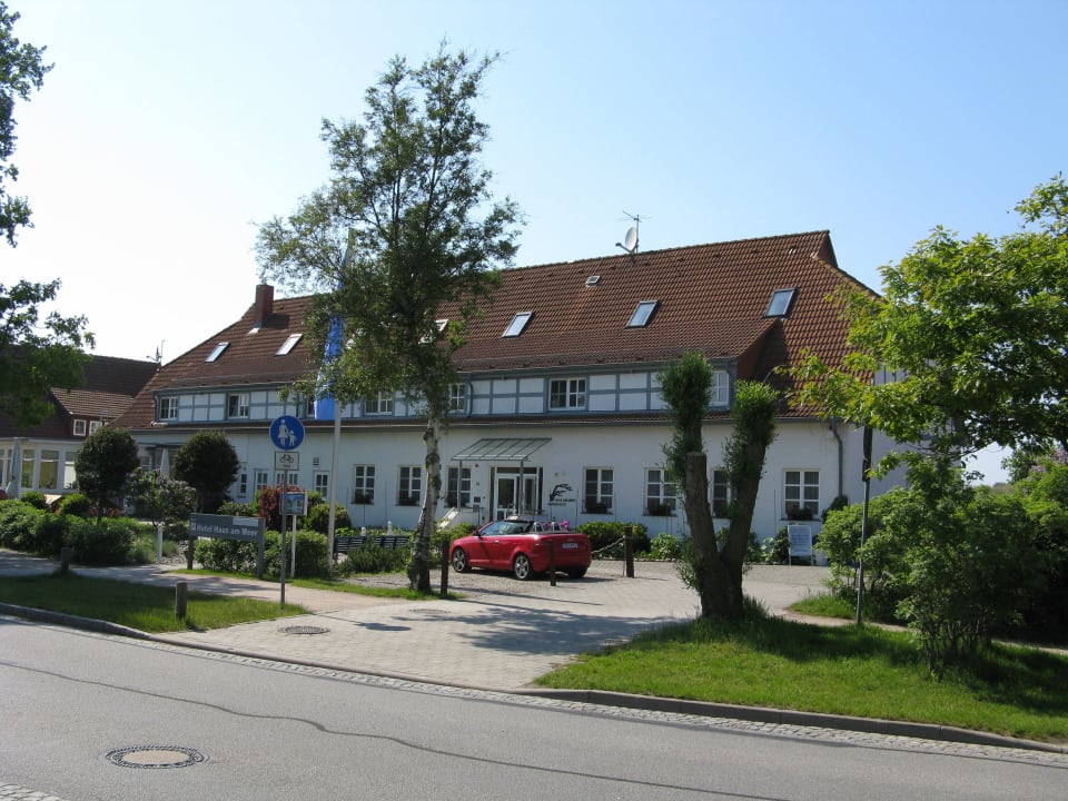 Straßenansicht, dahinter direkt Düne/Ostsee Haus am Meer