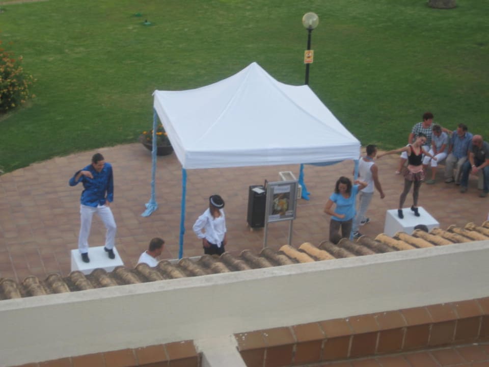 Vor dem Eingang zum Speisesaal blau punta reina