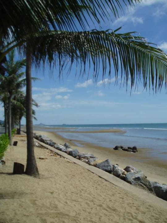 Strand vor dem Hotel Wyndham Hua Hin Pranburi Resort & Villas