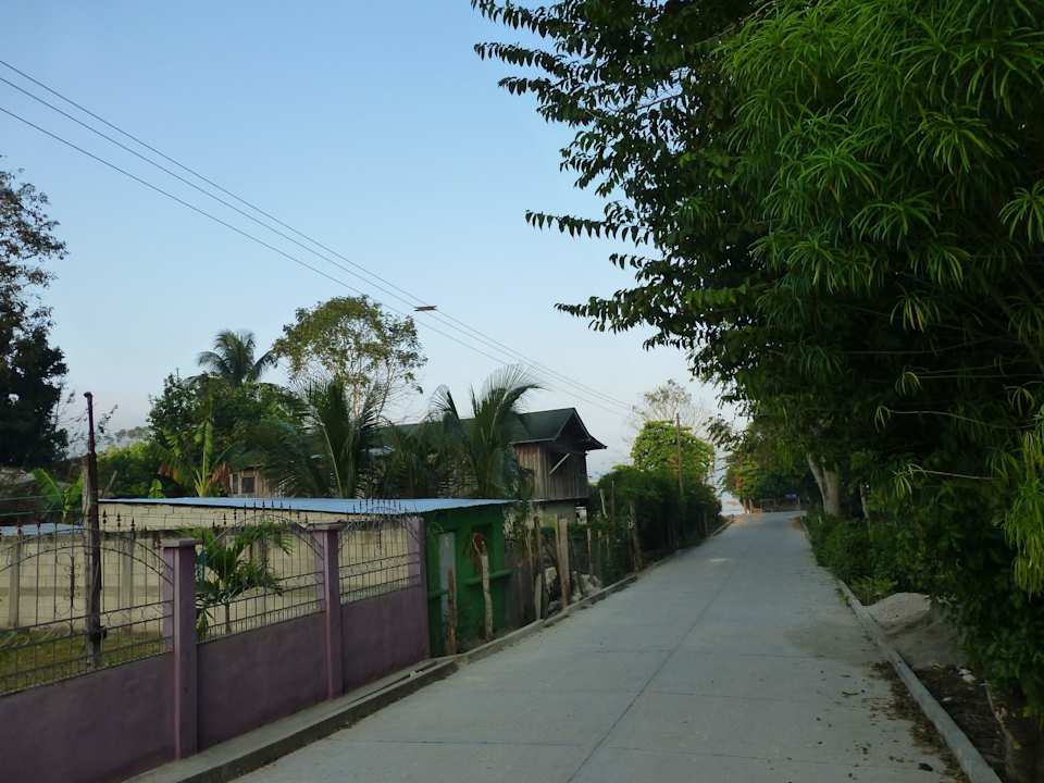 Straße vor Hostal Hostal Hermano Pedro Tikal