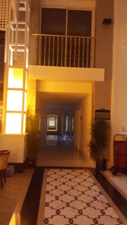 Lobby Well Palace Side