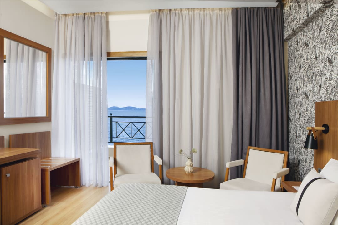 Zimmer Ramada by Wyndham Athens Attica Riviera