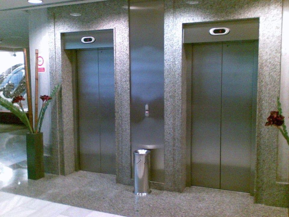 Zwei der vier Fahrstühle in der Halle Hipotels Mediterraneo