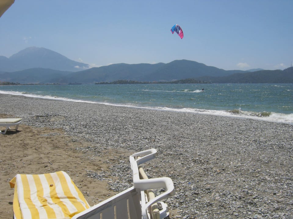 Große Kieselsteine, kaum Sand Jiva Beach Resort