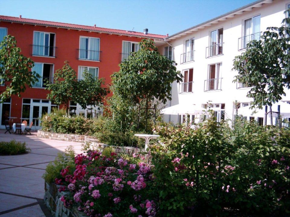Innenhof Best Western Premier Castanea Resort Hotel