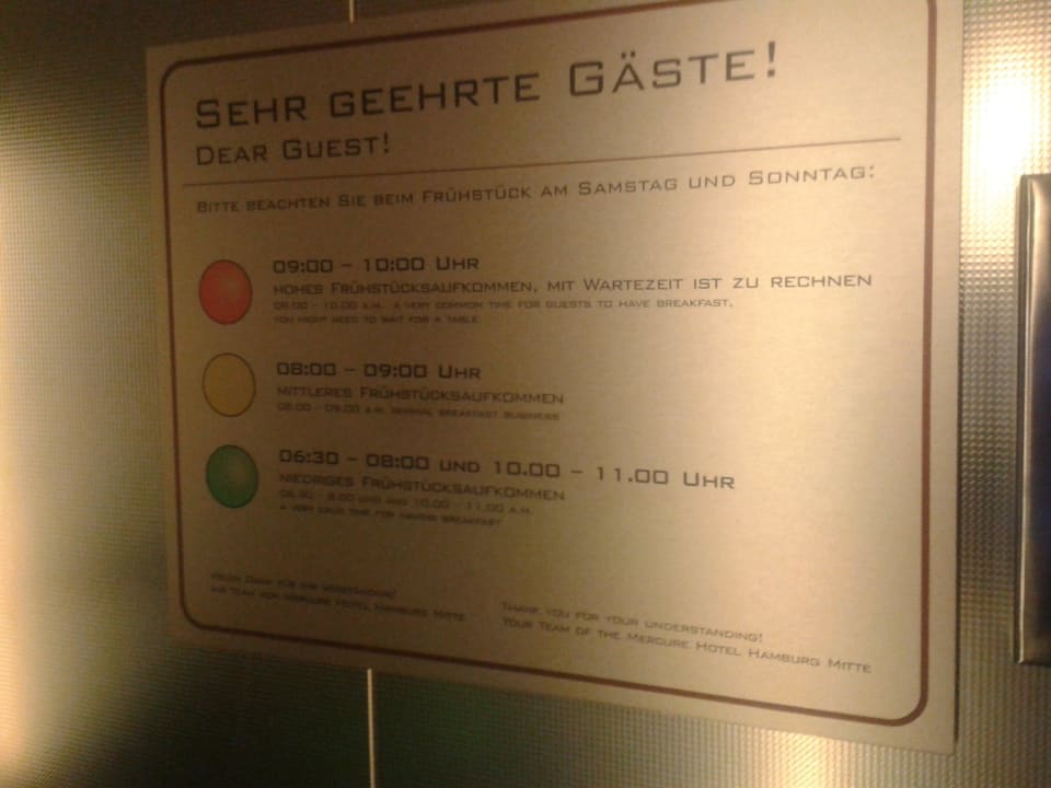 Informationstafel der Stoßzeiten beim Frühstück Mercure Hotel Hamburg Mitte