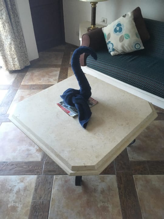 Ein aufmerksamer Roomboy Pickalbatros Citadel Resort