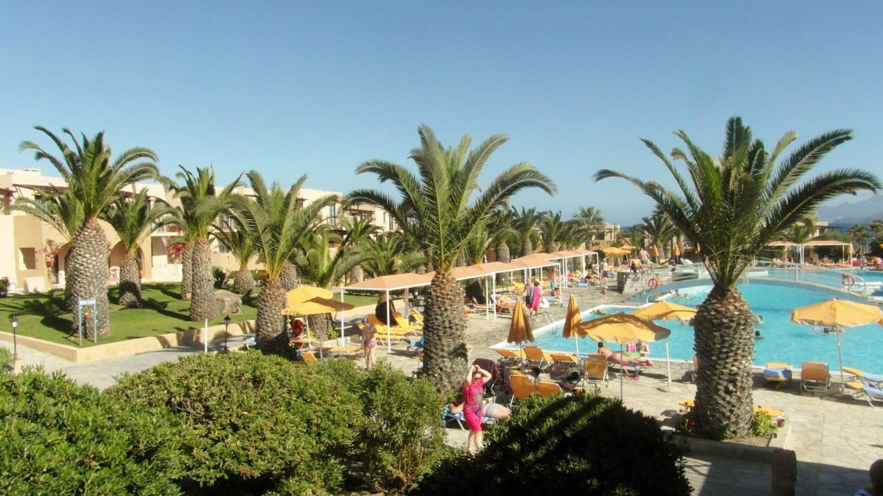 Aussicht auf Gartenanlage mit Pool Porto Bello Beach