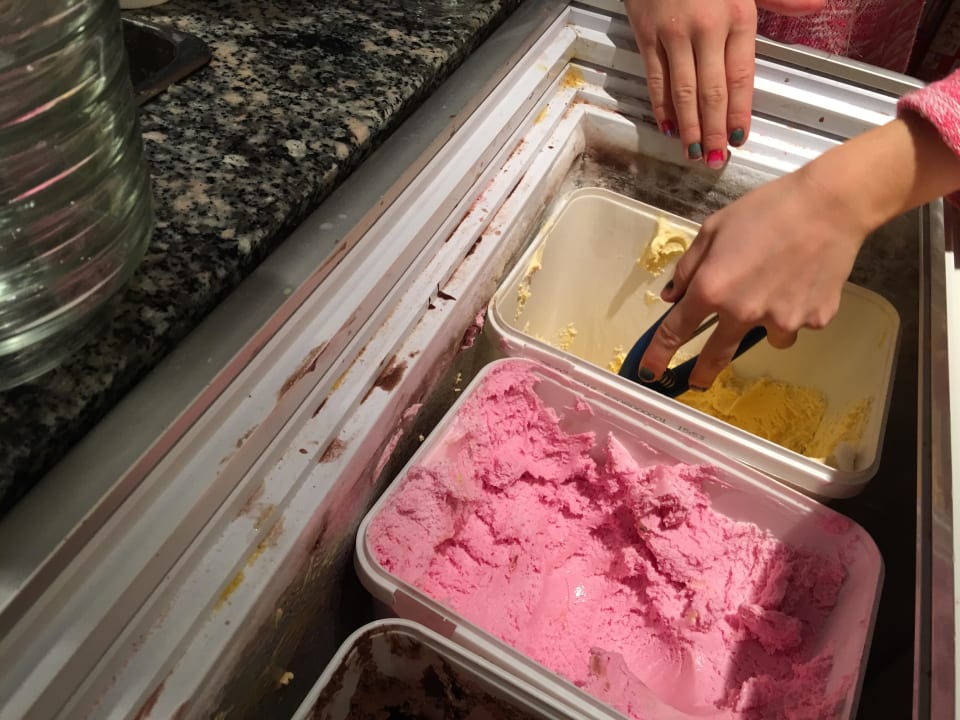 Gäste bedienen sich selbst an verdreckter Eistruhe Gut Wenghof - Family Resort