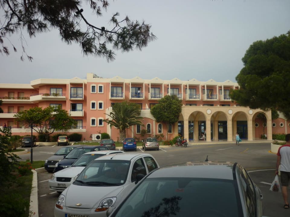 Vor dem Hotel Kresten Palace Hotel