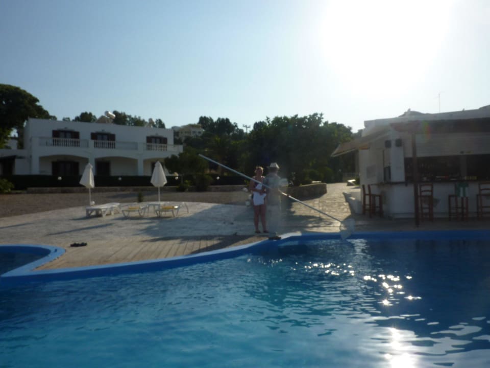 Händische Poolreinigung Hotel Tony's Beach