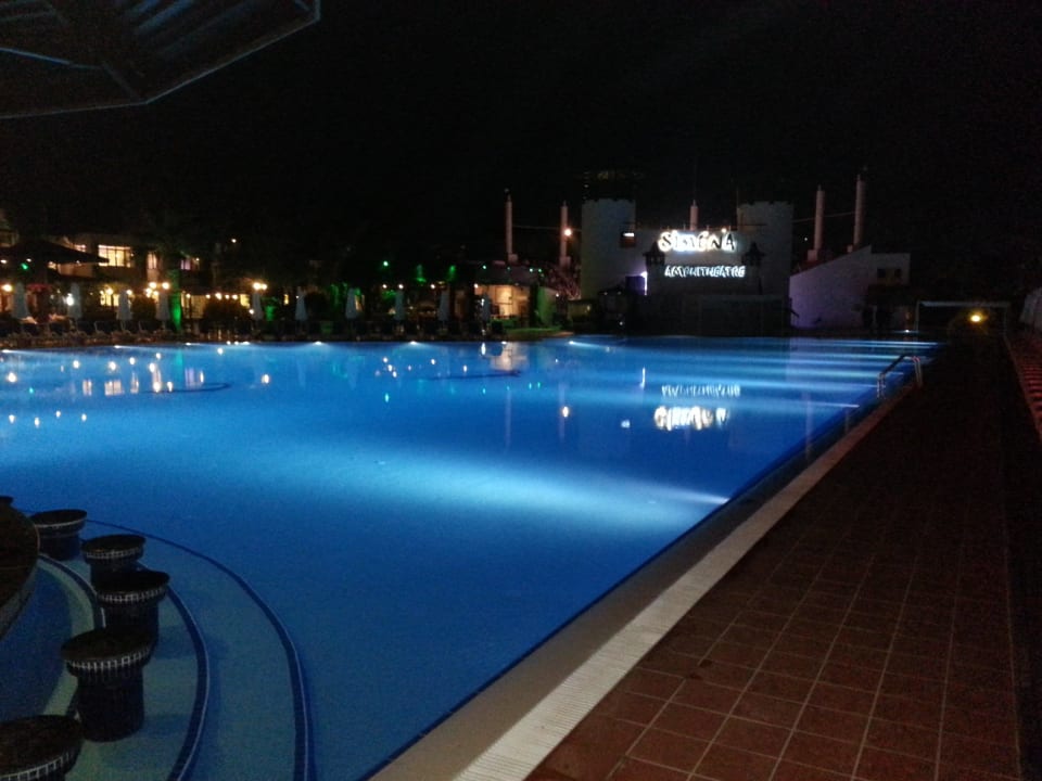 Hauptpool am Abend Emelda Sun Club