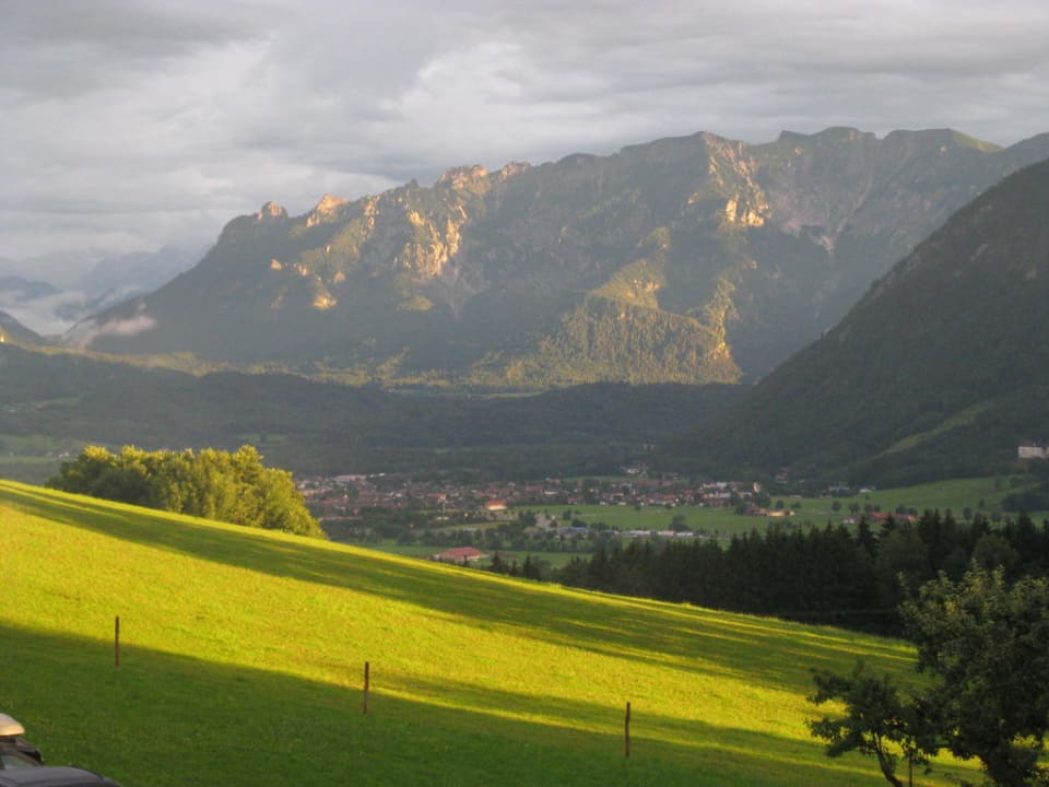 Blick vom Kochhof ins Tal mit Bergpanorama Kochhof