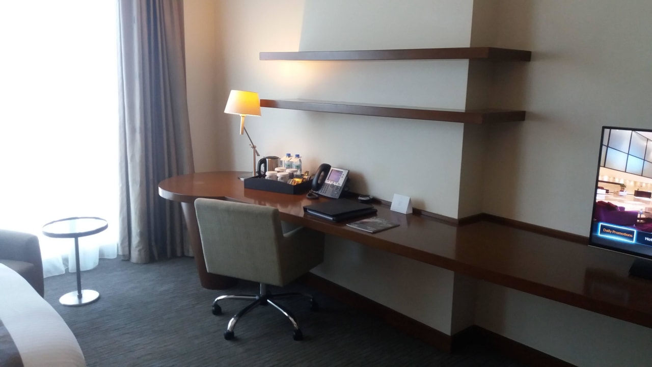 Zimmer Schreibtisch/Sessel/Telefon Grand Millennium Al Wahda Abu Dhabi