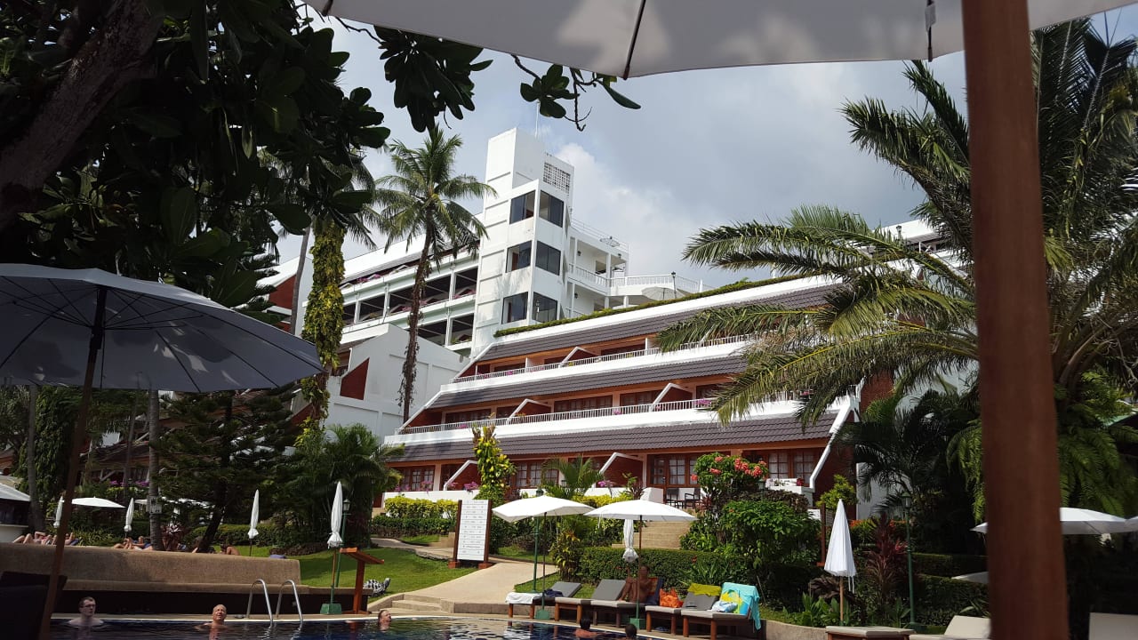 Blick auf das Hotel vom Pool aus Best Western Phuket Ocean Resort