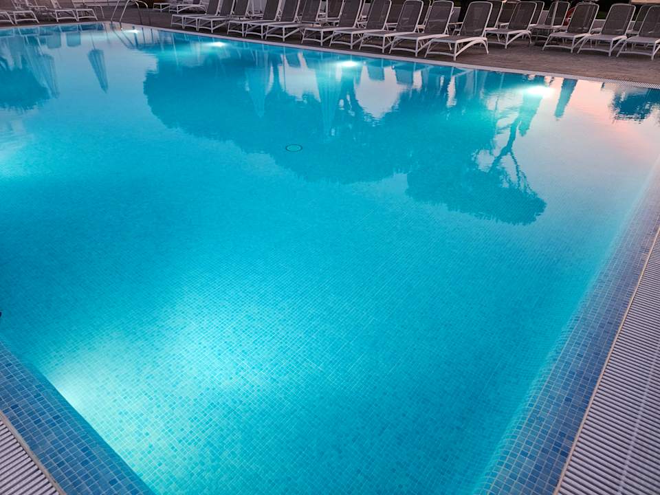 Pool blau punta reina