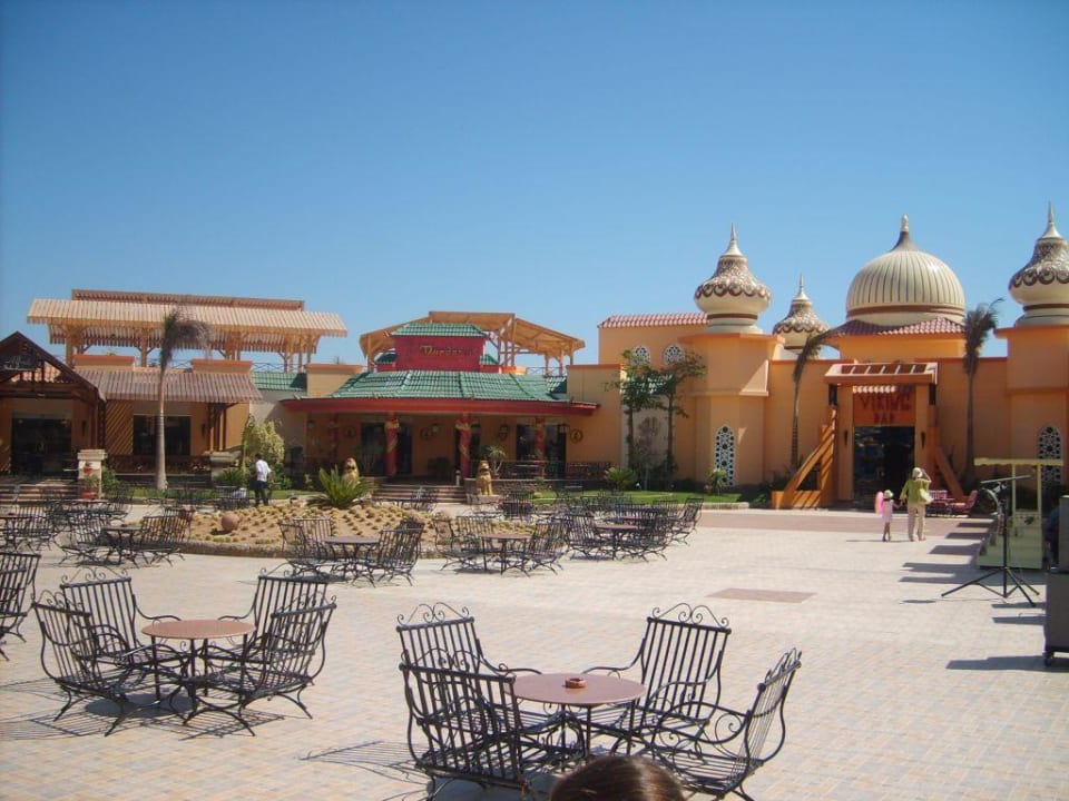 Vor dem Italienischen Restaurant Pickalbatros Aqua Park Resort - Hurghada