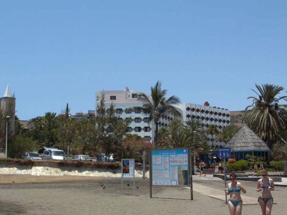 Weg vom Strand zum Hotel Corallium Beach by Lopesan Hotels - Adults only