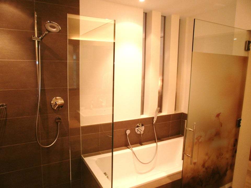 Großes Bad mit Wellnessdusche und Badwanne Feldhof DolceVita Resort