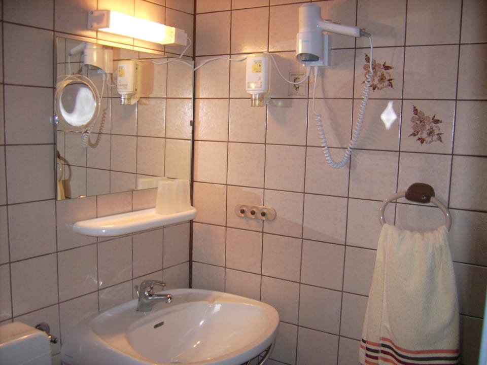 DU/WC, mit Fön und Kosmetikartikel Gästehaus Hochrhönblick