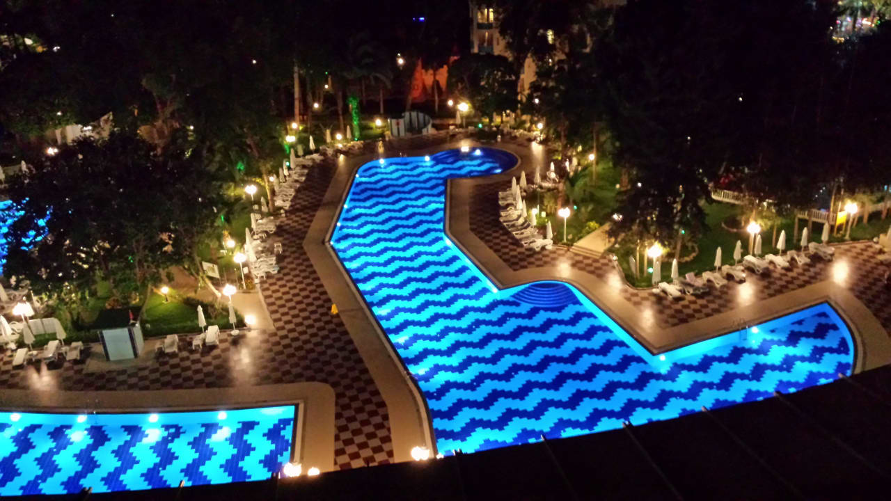 Ausblick auf den Haupt-Pool bei Nacht Hotel Botanik Platinum