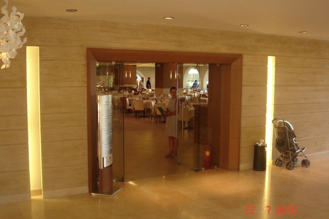 Wejscie do restauracji The Ixian Grand & All Suites