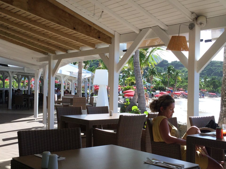 Beim Mittagsbuffet Secrets St. Martin Resort & Spa