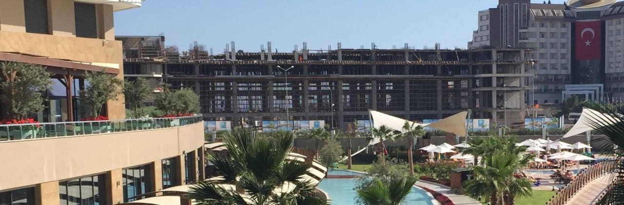 Ausblick von der Bar auf das neue Hotel/Baustelle Aska Lara Resort & Spa