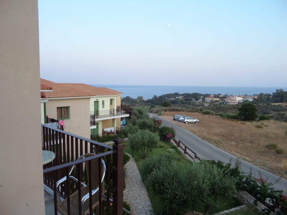 Widok na morze i drogę na plażę Hotel Livadakia Village