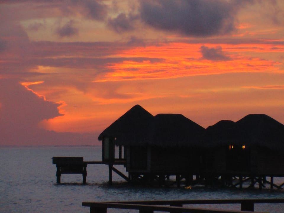 Wasserbungalow abends Conrad Maldives Rangali Island