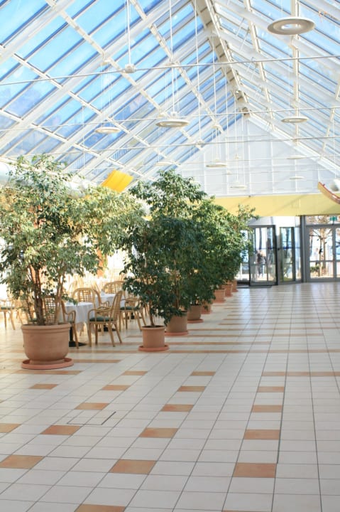 Atrium mit den verschieden Restaurants IFA Rügen Hotel & Ferienpark