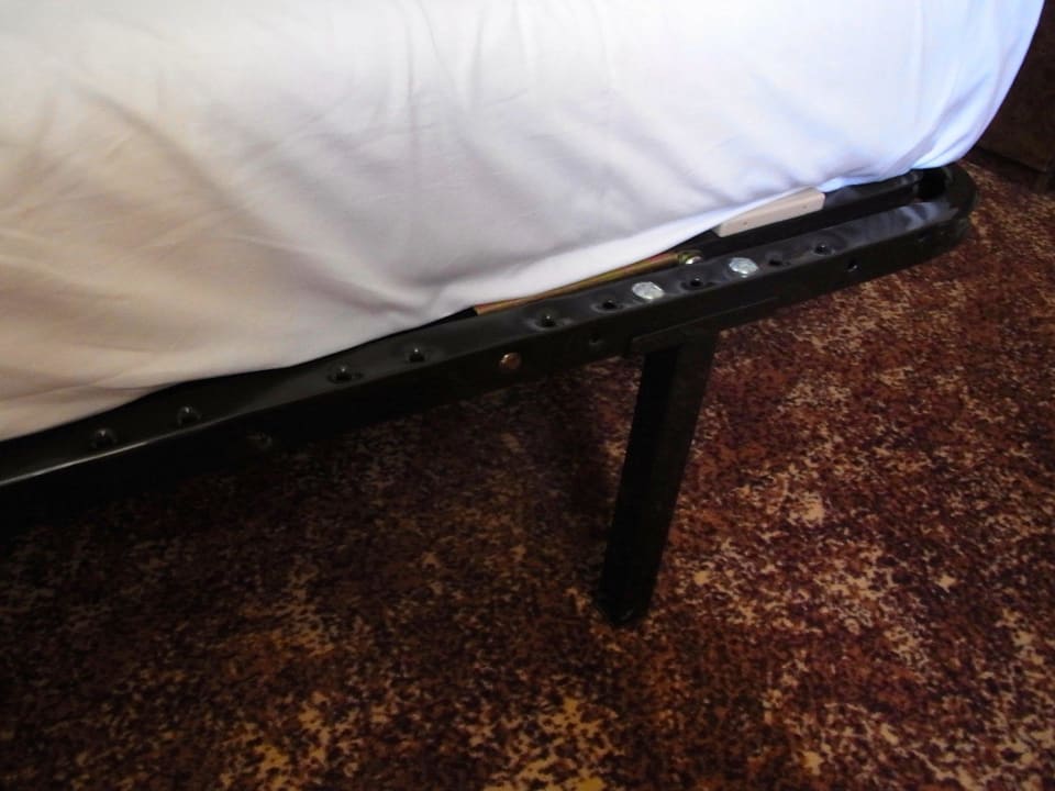 Bett mit Niveau einer Herberge Hotel Days Inn Dessau