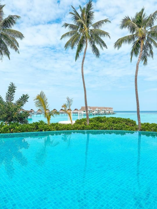 Pool Machchafushi Island Resort & Spa Maldives, The Centara Collection