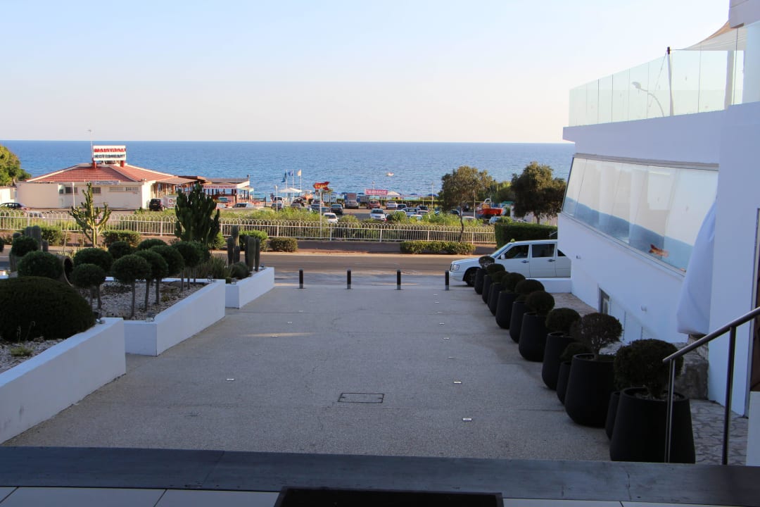 Ausblick vom Ausgang/Eingang Napa Mermaid Hotel & Suites