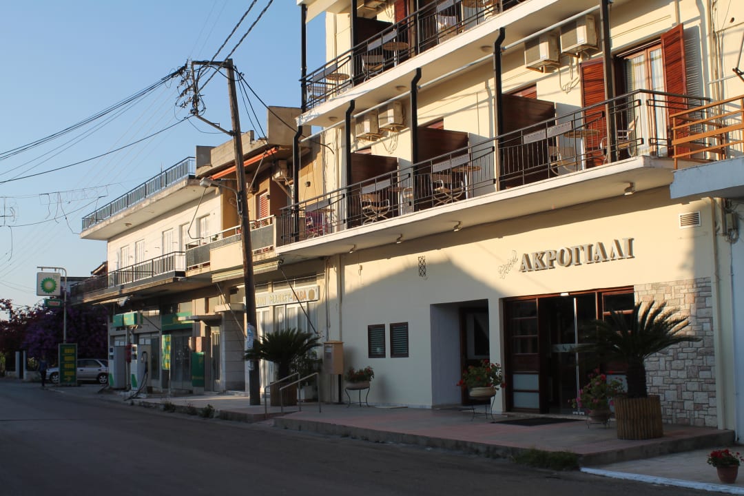 Das Hotel von der Strasse aus gesehen Akroyali Hotel & Villas