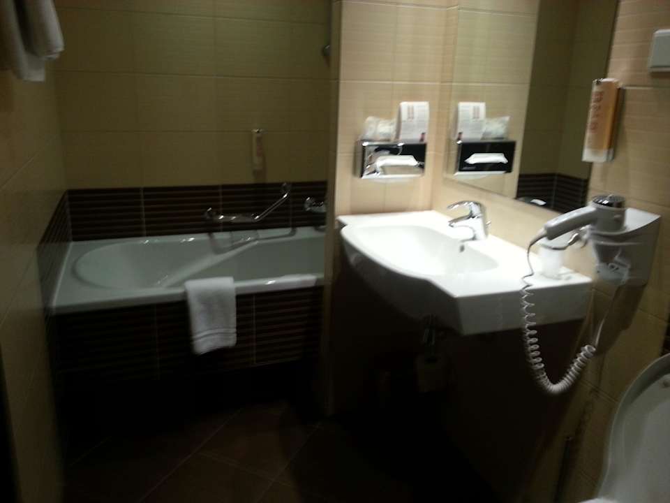 Kleines Badezimmer Qubus Hotel Lódz