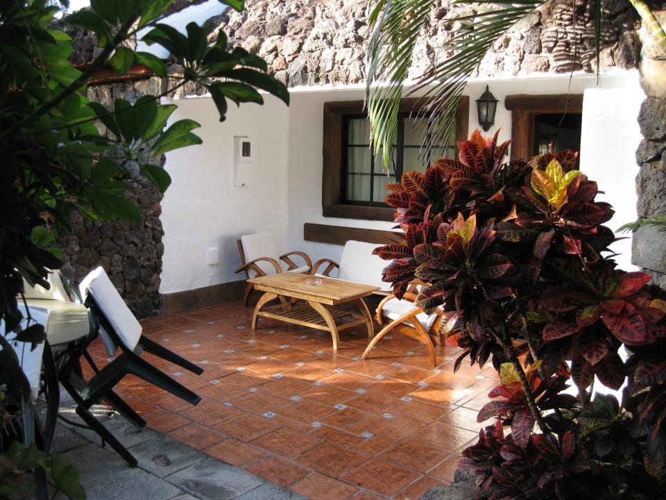 Frontansicht auf die Terrasse vorm Haus Hotel Casas de Las Piedras