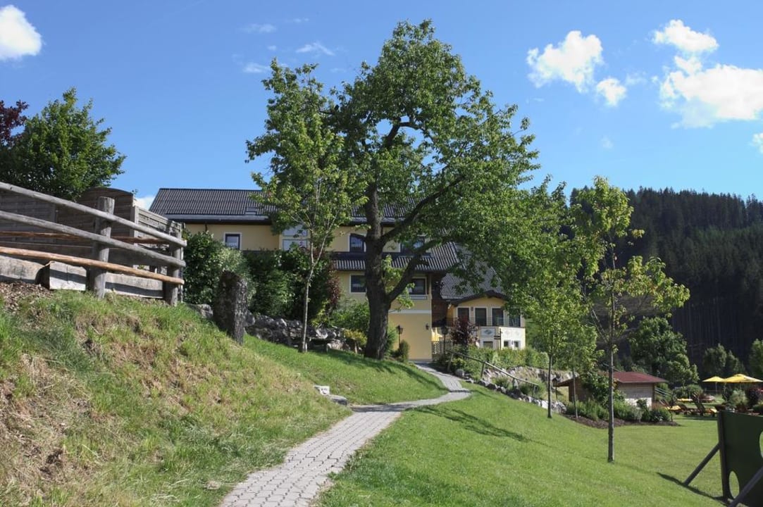 Weg vom Reitplatz zum Hotel Die Seitenalm