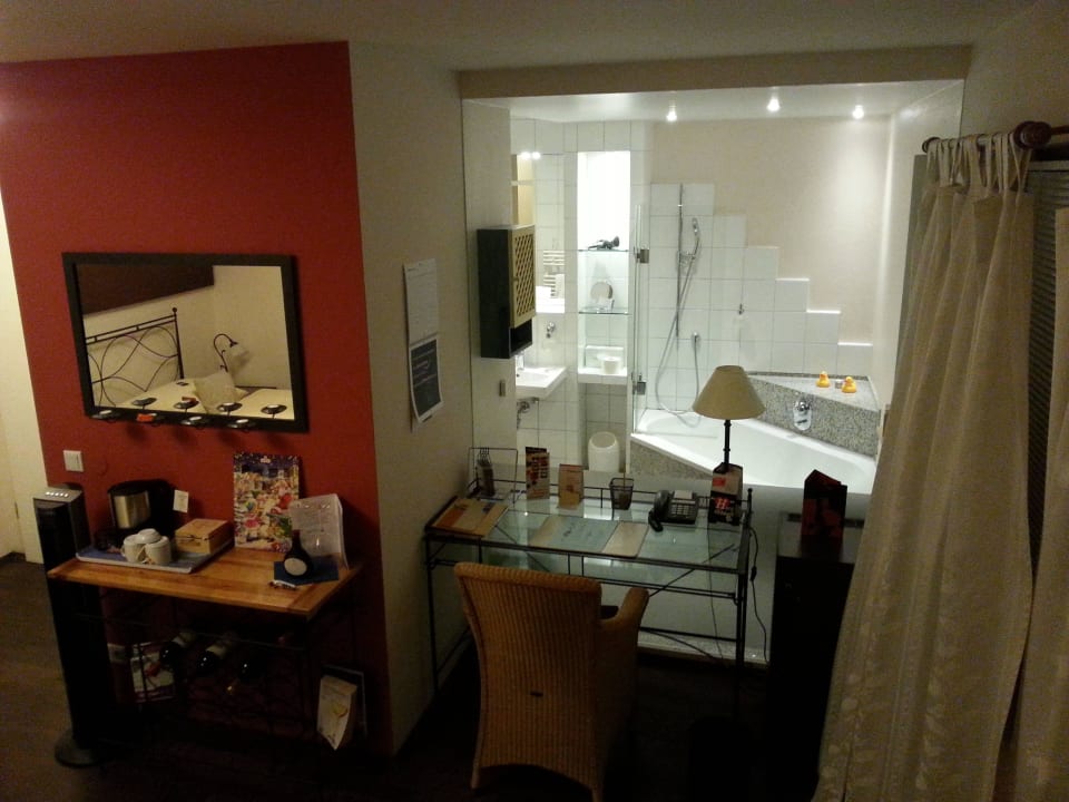 Blick aus Zimmer ins Bad Hotel Schindlerhof