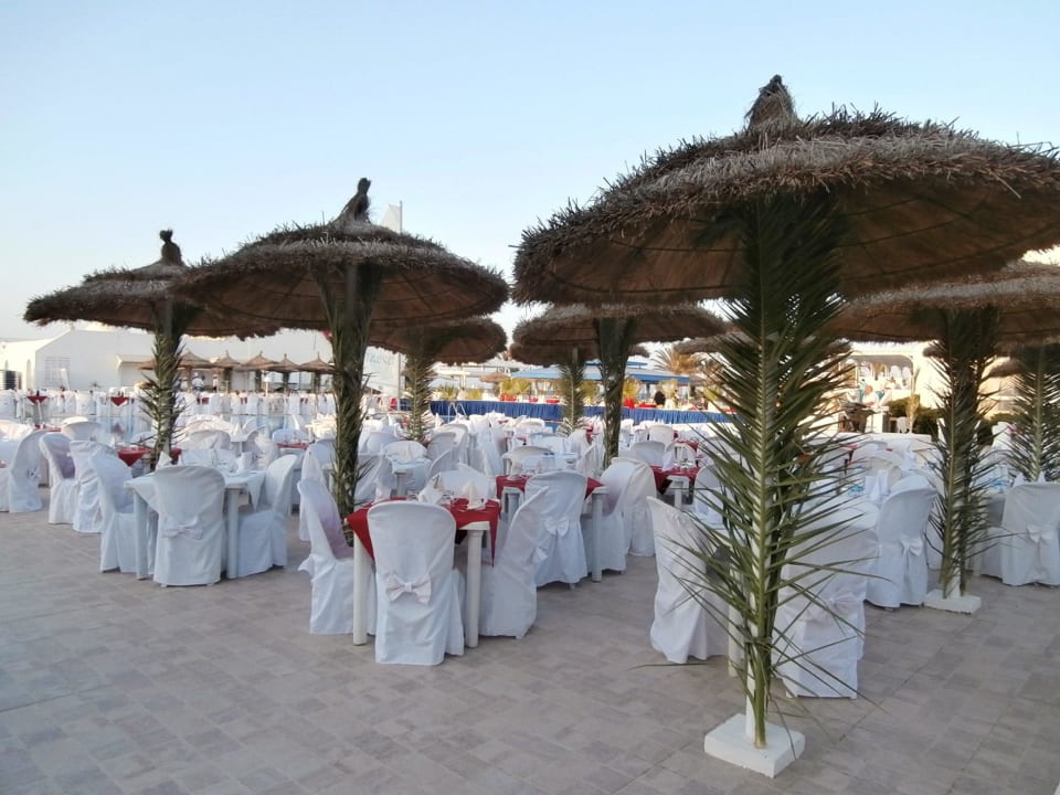 Tunesischer Nationalfeiertag: Essen am Pool Calimera Yati Beach