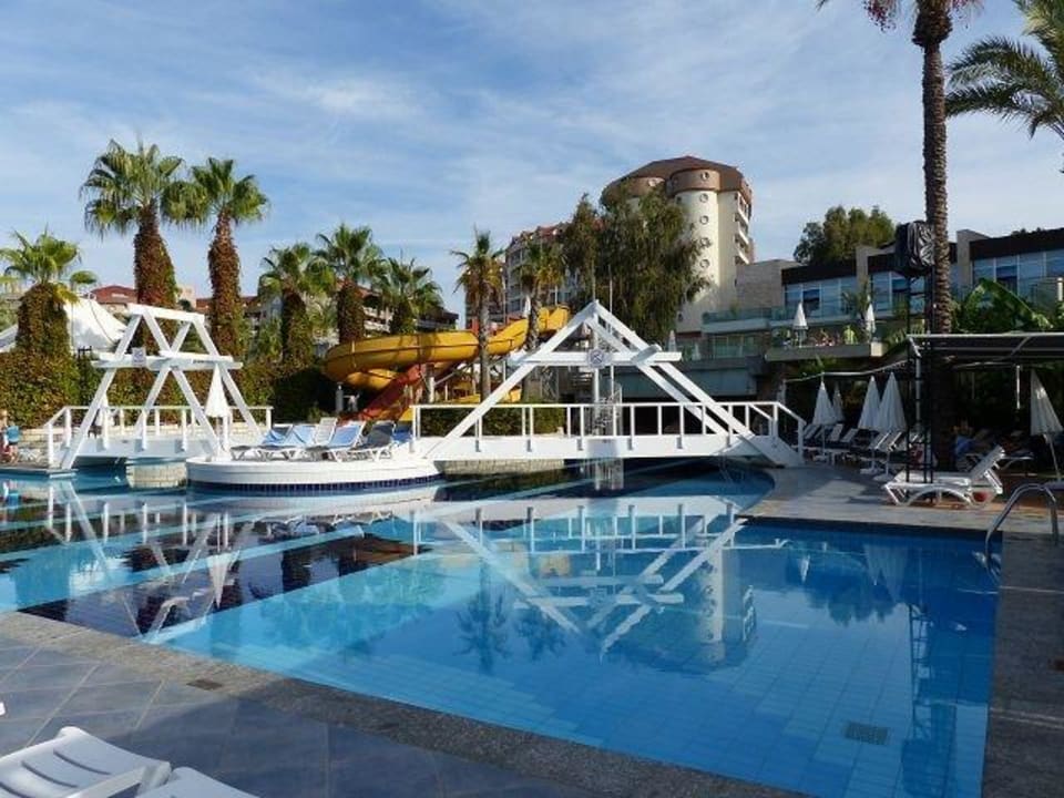 Poolanlage mit 2 Rutschen Sealife Buket Resort & Beach